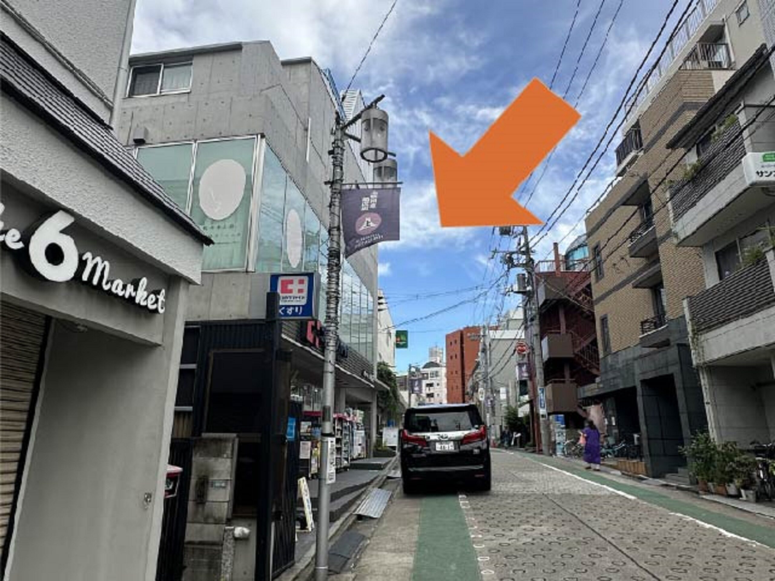 ココカラファイン薬局の2階にクリニックが見えます