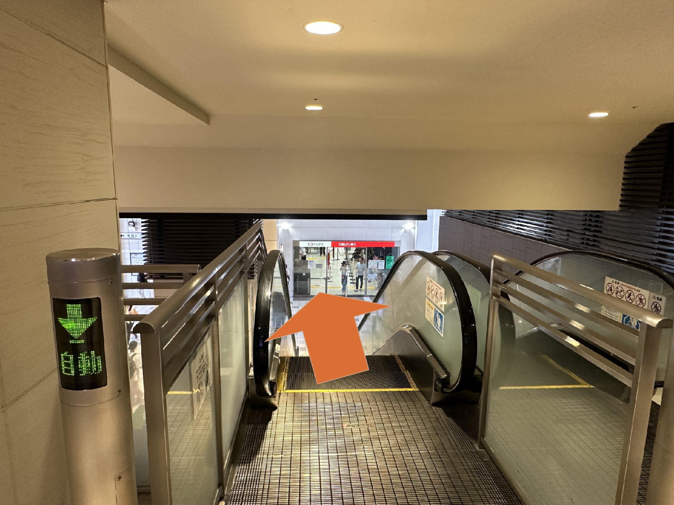エスカレーターをおりたらアーケードをまっすぐ進む