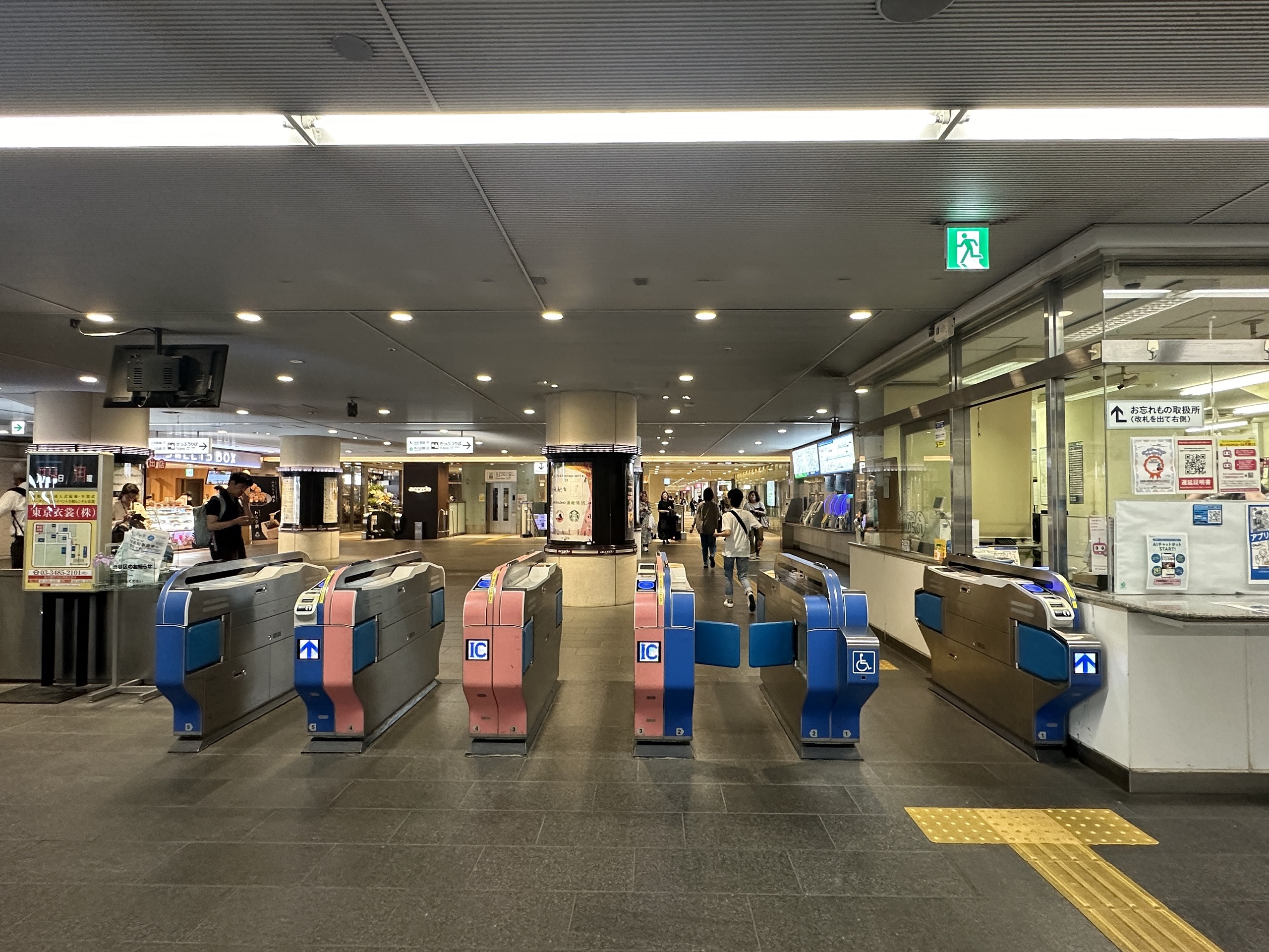 改札をでたらまっすぐ進みます