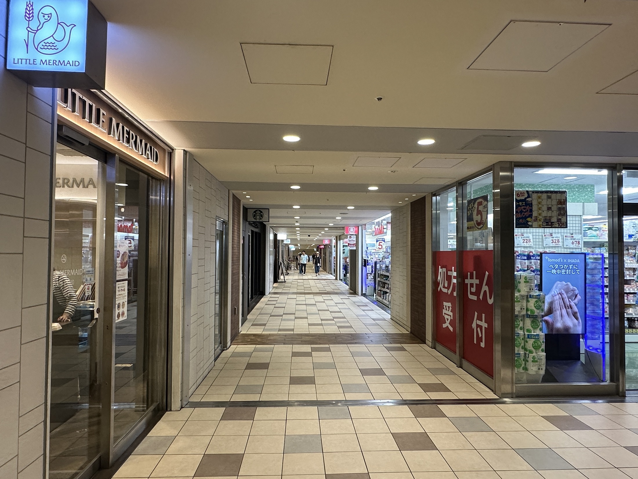 スターバックスやドラックストアを抜けて…
